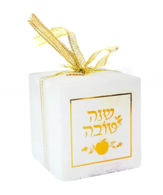 נר לבן מרובע+כיתוב שנה טובה בזהב כ-5*5*5 ס"מ
