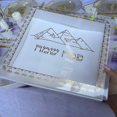 אריזה קרטון לבן מכסה שקוף-פסח שמח מידות 28-8-28 ס"מ 10 יח'